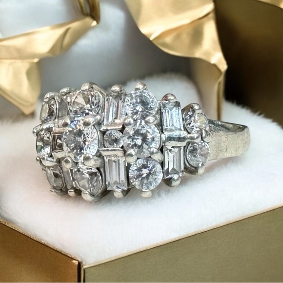 Vintage Sterling Silver Cubic Zirconia Ring (8.5) - Picture 7 of 15
